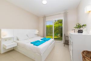 Cheerful space with a huge garden and pool