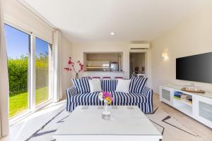 Cheerful space with a huge garden and pool