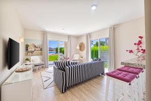 Cheerful space with a huge garden and pool