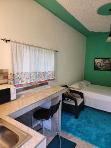 Cozy studio apartment with private parking off street