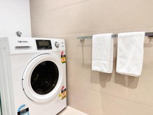 CBD Comfort 2 Beds 2 Baths Living