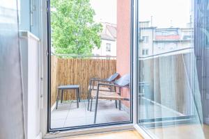 Sweet 1BR &1LR with Balcony, 9 Min to City Center