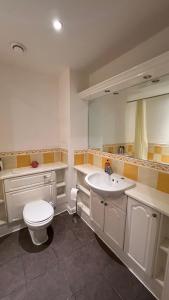 Kensington Olympia 2 bed Cosy Apartment