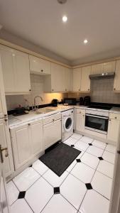 Kensington Olympia 2 bed Cosy Apartment