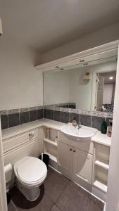 Kensington Olympia 2 bed Cosy Apartment