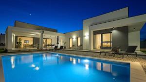 Lakeside Luxury Retreat in the Heart of Tushemisht