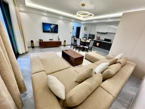 Diamond Ivy-Swiss heights