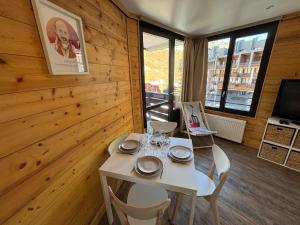 Studio cabine balcon vue montagne pieds des pistes