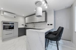 Elegant Upper Berkeley Street Flat