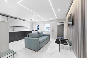 Elegant Upper Berkeley Street Apartment W1H