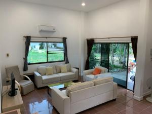 Spacious 2-bedroom villa near beach