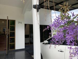 Spacious 2-bedroom villa near beach