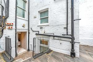 Elegant Upper Berkeley Street Flat