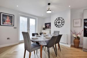 Gated Driveway Parking NEW Walk to City Centre