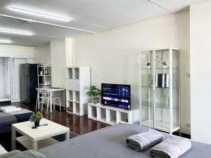 Central 1BR 50sqm BTS Walk Songkran Street Stay