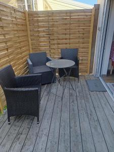 Dépendance meublée avec terrasse