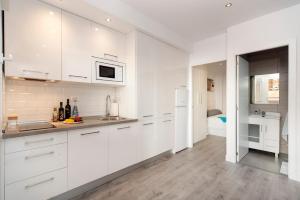 New apartment with pool, 10 mins walk from beach