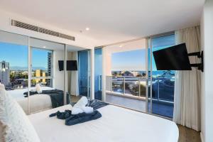 Residence Surfers Ocean and Pool Views