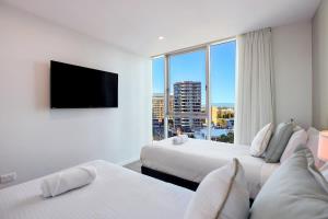 Residence Surfers Ocean and Pool Views