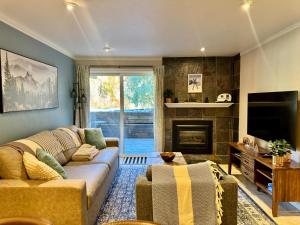 Cozy 1st-Floor Condo Walk to Ski Shuttle