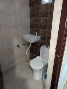 Cozy 2-Bedroom Flat with Wi-Fi & AC