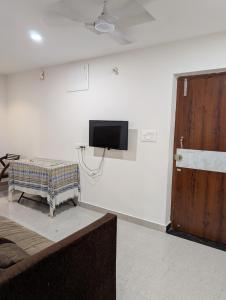 Cozy 2-Bedroom Flat with Wi-Fi & AC