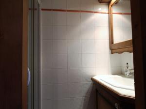 Appartement 3 pièces cabine, 6 pers, face au spa et au ski bus, proche pistes et commodités - FR-1-572-45