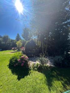 Charmantes Garten-Apartment: Erholung im Chiemgau