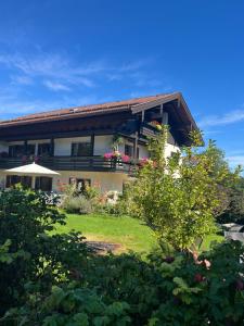 Charmantes Garten-Apartment: Erholung im Chiemgau