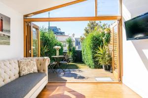 Luxury Colonial Terrace House in the Rocks