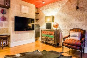 Luxury Colonial Terrace House in the Rocks