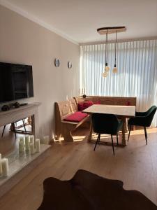 Zentrales Panorama-Apartment über den Dächern am Meranplatz - Terrasse und Top Lage