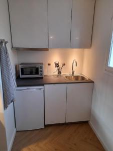 Mini-lejlighed med køkken - deler bad og toilet med nabolejlighed 2