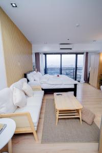 Modern Studio with Balcony at Knightsbridge Residences, Poblacion Makati