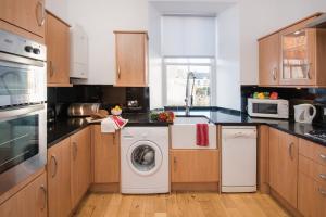 Coastal Escape 3 Bed Apartment Near the Beach