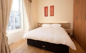 Coastal Escape 3 Bed Apartment Near the Beach