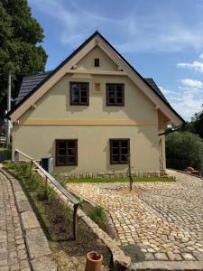 Slunečná roubenka u splavu