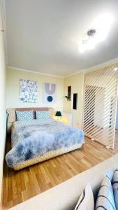 Затишна красива студія в новобудові з балконом