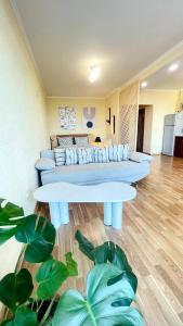 Затишна красива студія в новобудові з балконом