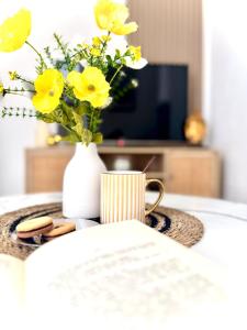 LÉcrin dOr - Élégant & Confortable- Idéalement Situé en Centre-Ville - Terrasse - Gare à 5 min