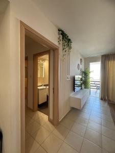 Salt & Kozee 2BR Cozy Flat with Pool Access - Near Beaches