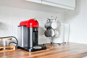 Quiet & Modern Contemporary Home for Work & Family