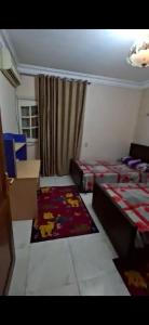 شقه مفروشه فرش راقى فندقى بجوار جميع الخدمات الترا سوبر لوكس على عباس العقاد الرئيسى بجوار جميع الخدمات سوبر ماركت سعودى ومستشفى دار الح?