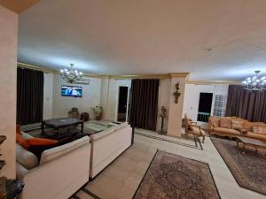 شقه مفروشه فرش راقى فندقى بجوار جميع الخدمات الترا سوبر لوكس على عباس العقاد الرئيسى بجوار جميع الخدمات سوبر ماركت سعودى ومستشفى دار الح?