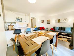 Vue sur le golf en rez-de-chaussée - piscine chauffée accessible de mai à septembre