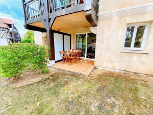 Vue sur le golf en rez-de-chaussée - piscine chauffée accessible de mai à septembre