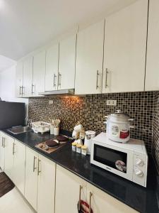 Affordable Staycation At Sea Residence Near Moa By Dona Flores