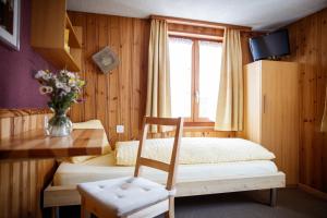 Classic Single Room with Shower room in Hotel Nufenen