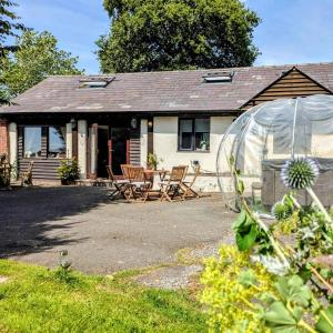 The Warm Hearth 18th Century, 15 acre Countryside Estate