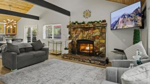 Moonridge Ski & Zoo Chalet With Hot Tub retreat